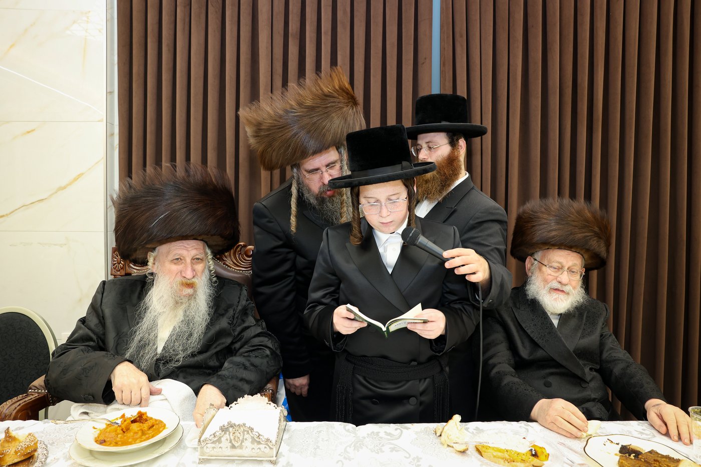שמחת בר המצווה לנכד האדמו"ר מטשארנאביל