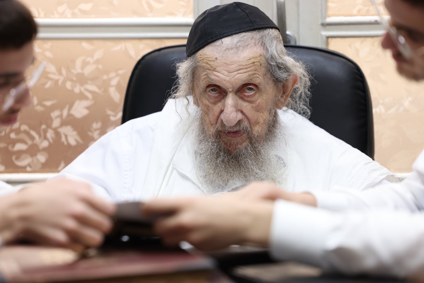 הגאון רבי דב לנדו במסירת השיעור