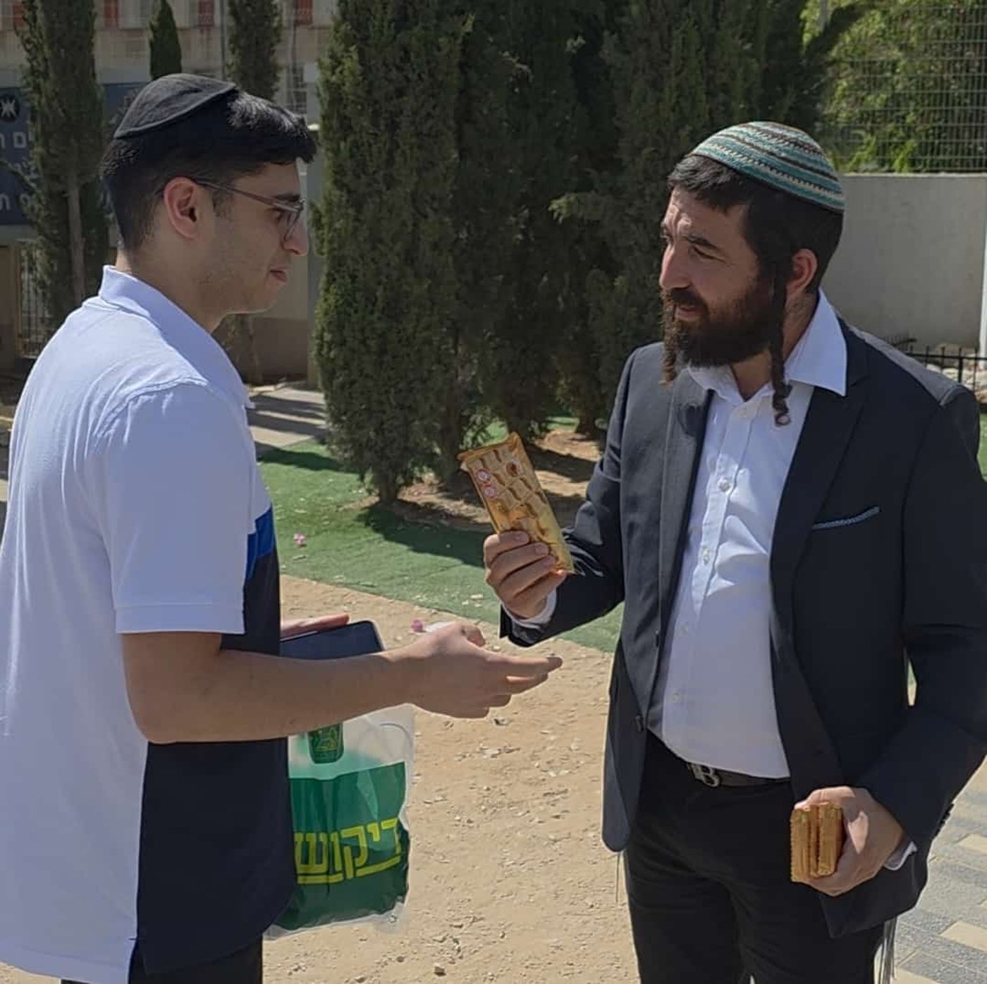 ח"כ צבי סוכות הגיע לתמוך בחרדים המתגייסים עם טבלאות שוקולד | צפו