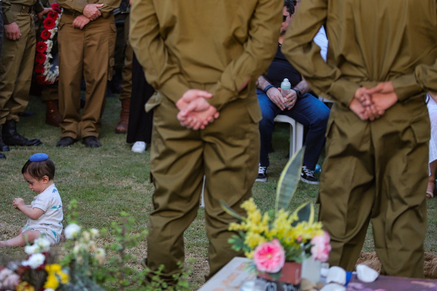 ליאור זוחל לצד קבר אביו ז"ל