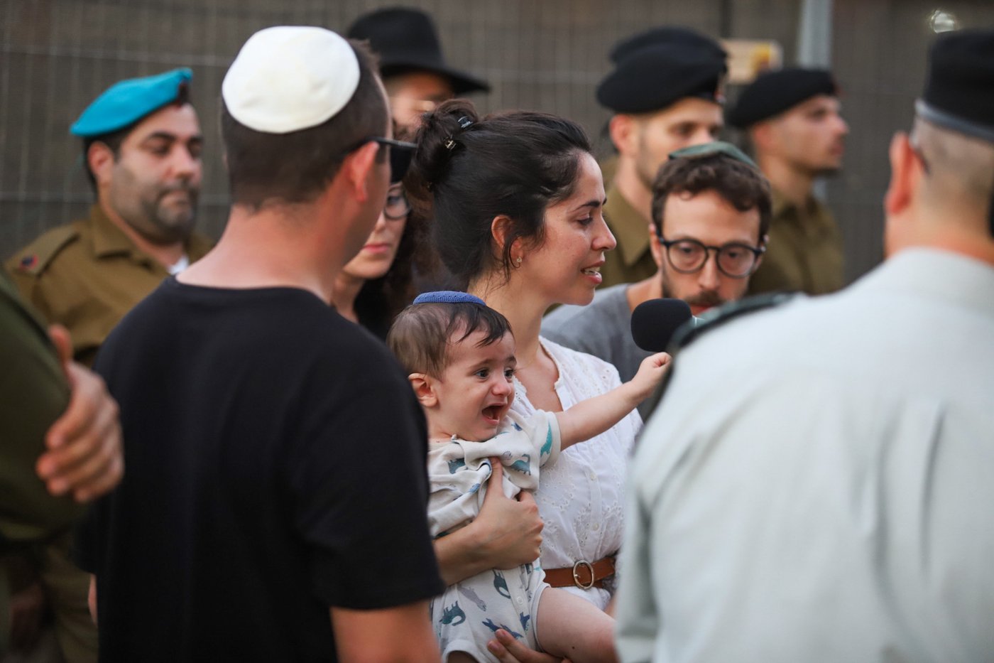 ליאור בוכה בהלווית אביו ז"ל