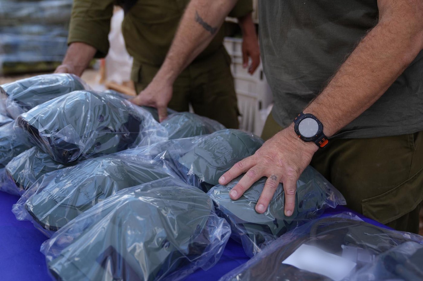 חלוקת ציוד ללוחמי המילואים לפני כניסתם לרצועת עזה