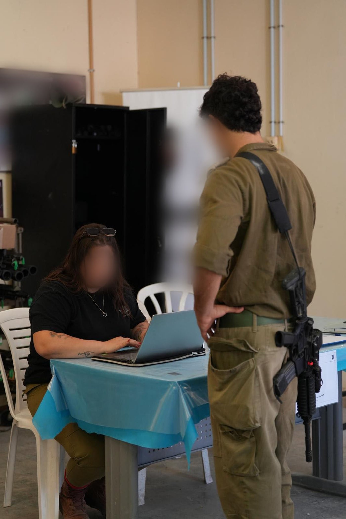 חלוקת ציוד ללוחמי המילואים לפני כניסתם לרצועת עזה