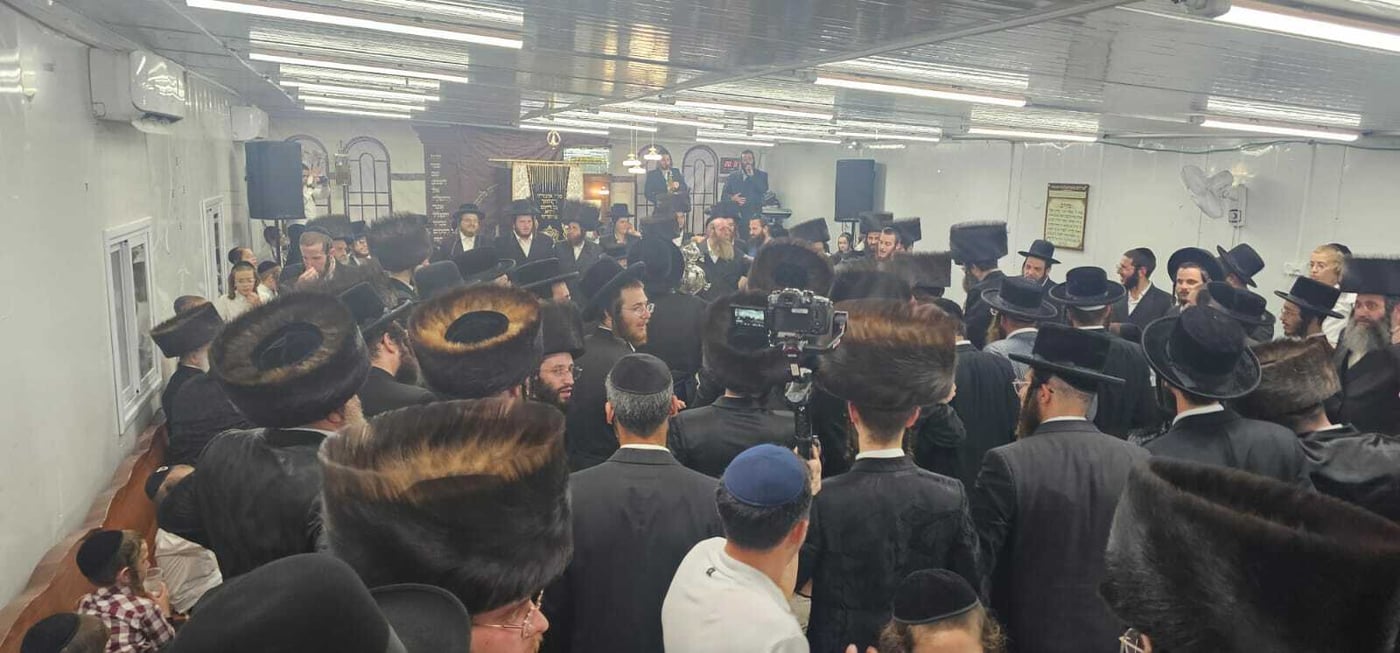 הכנסת ספר התורה ע"י עסקן חסידות ברסלב הרב דוקי גרינוולד