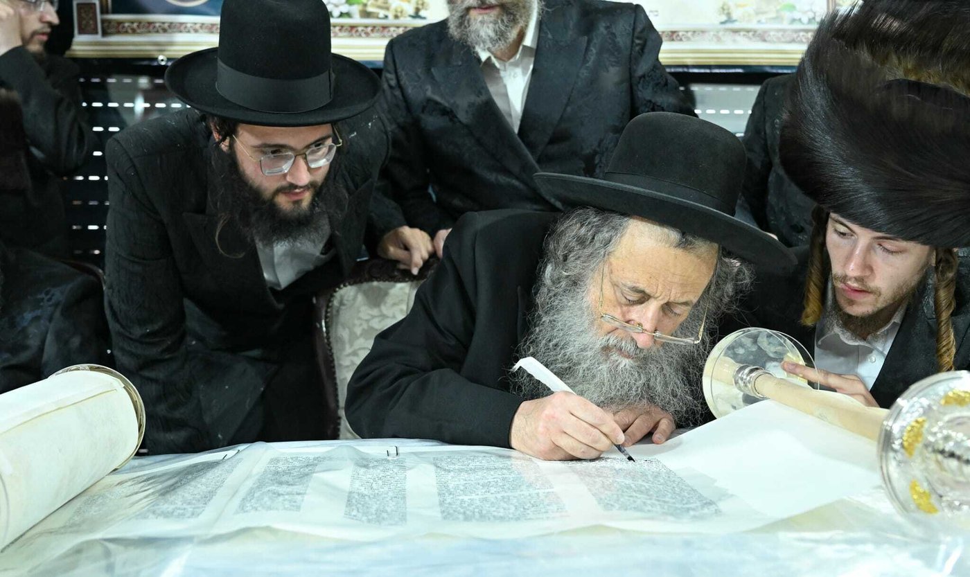 הכנסת ספר התורה ע"י עסקן חסידות ברסלב הרב דוקי גרינוולד