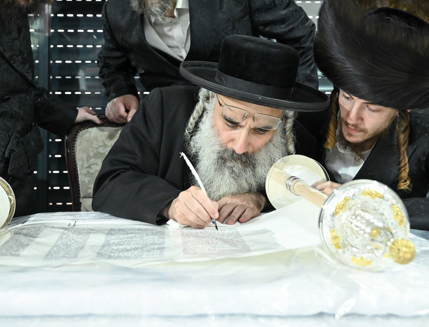 הכנסת ספר התורה ע"י עסקן חסידות ברסלב הרב דוקי גרינוולד