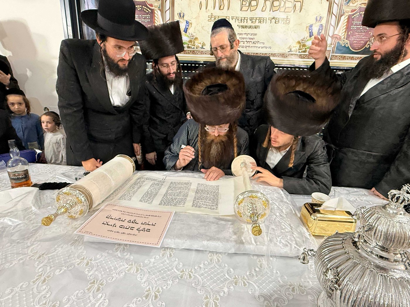 הכנסת ספר התורה ע"י עסקן חסידות ברסלב הרב דוקי גרינוולד