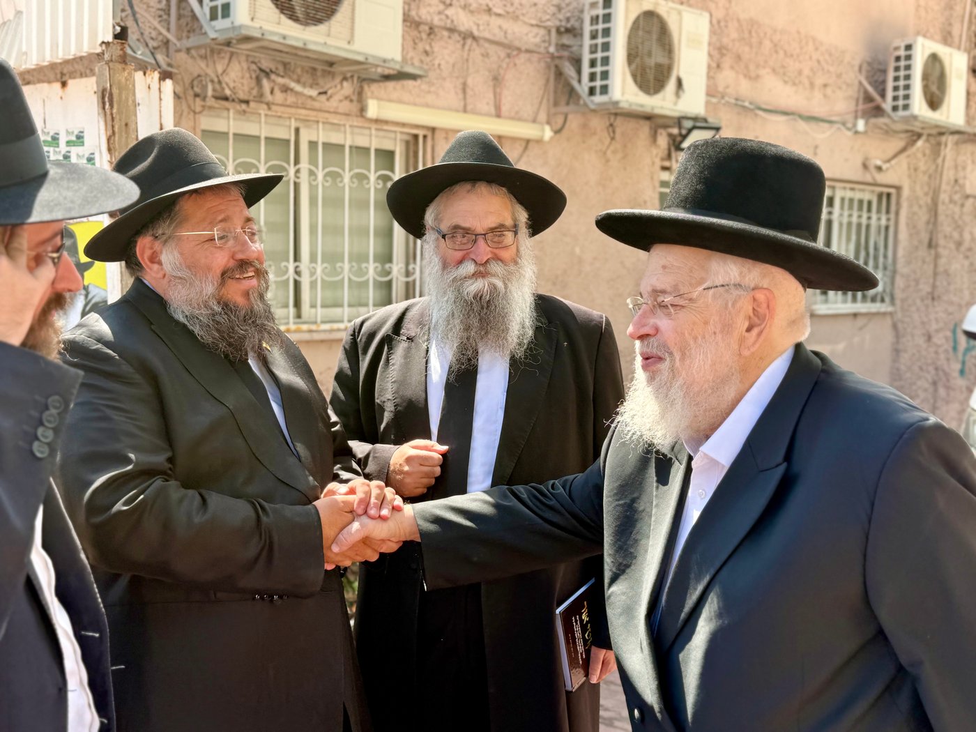 הגר"ק בר בביקור בישיבת 'תומכי תמימים ליובאוויטש' בקריות