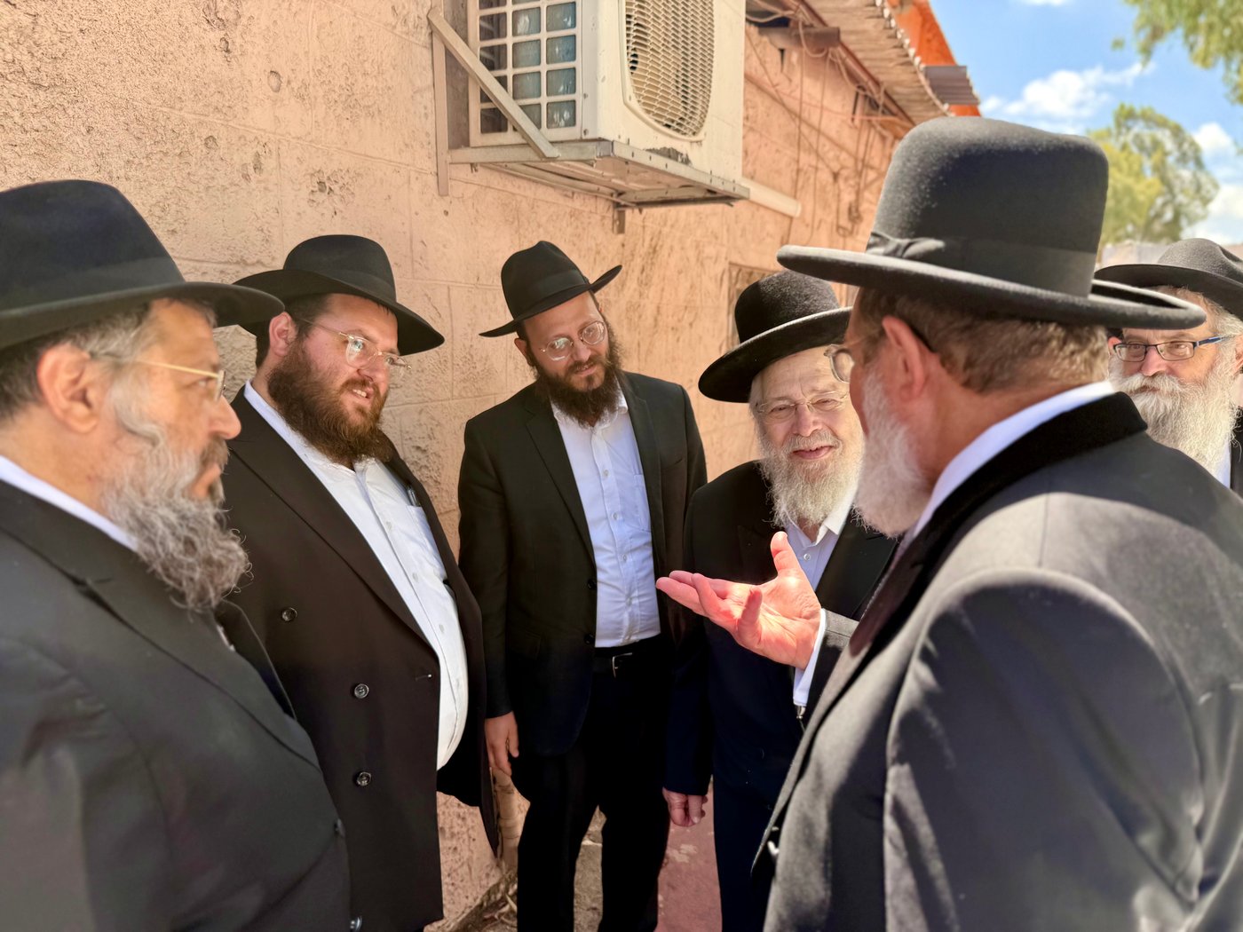 הגר"ק בר בביקור בישיבת 'תומכי תמימים ליובאוויטש' בקריות