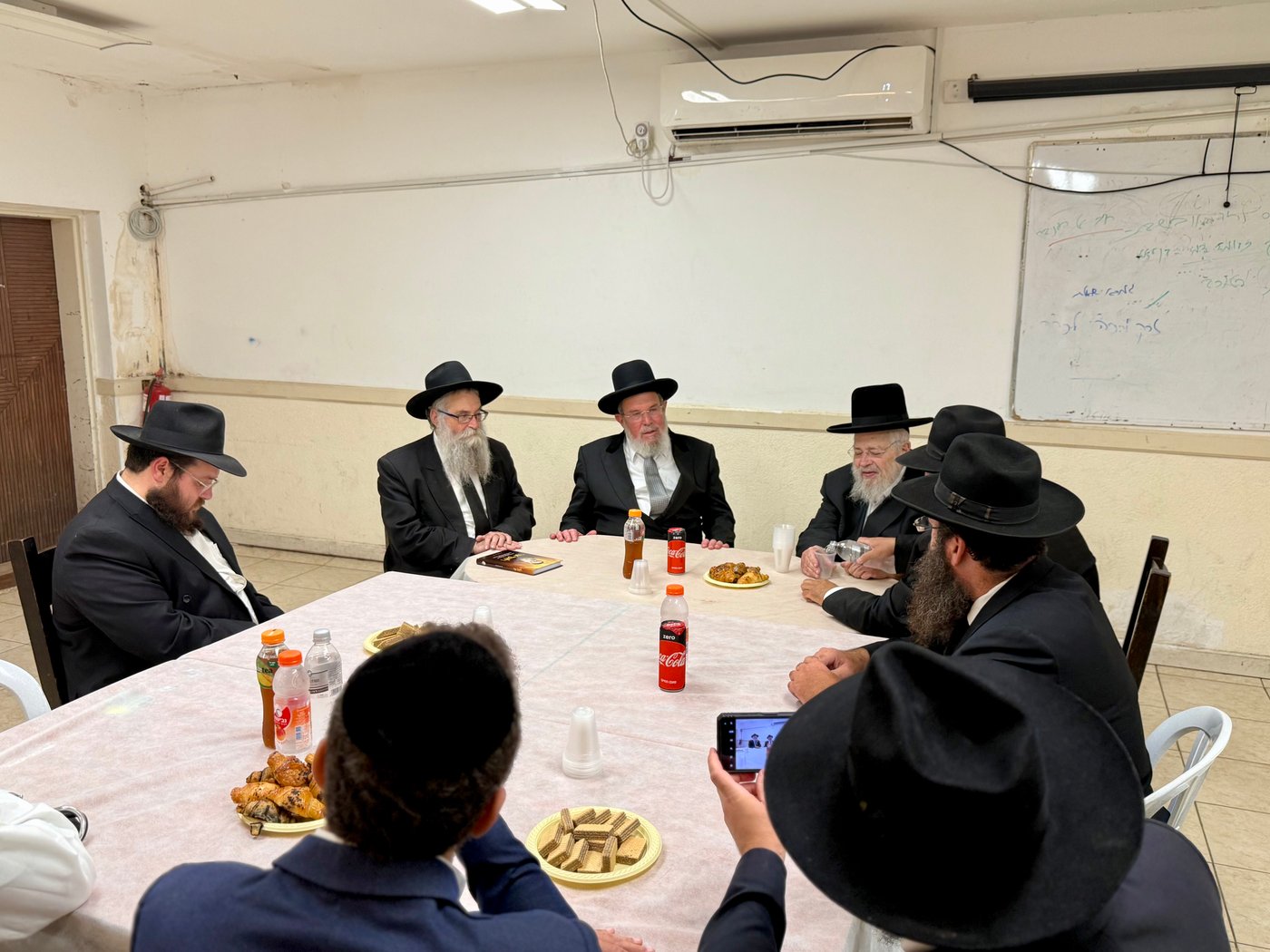 הגר"ק בר בביקור בישיבת 'תומכי תמימים ליובאוויטש' בקריות