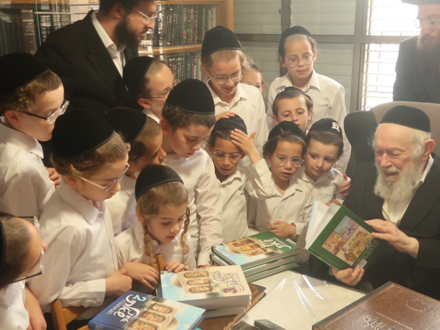 הגר"י זילברשטיין בוחן את אברכי וילדי גור