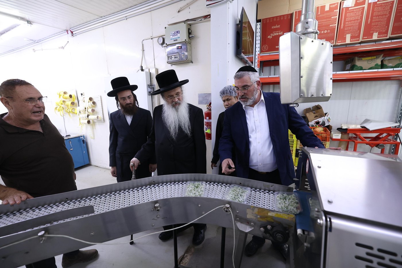 רבה של אנטוורפן הגר"פ פדווא בביקור במפעלים שבכשרות בד"ץ חוג חת"ס פ"ת