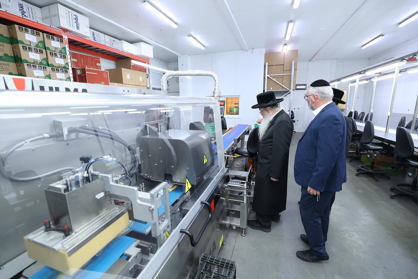 רבה של אנטוורפן הגר"פ פדווא בביקור במפעלים שבכשרות בד"ץ חוג חת"ס פ"ת