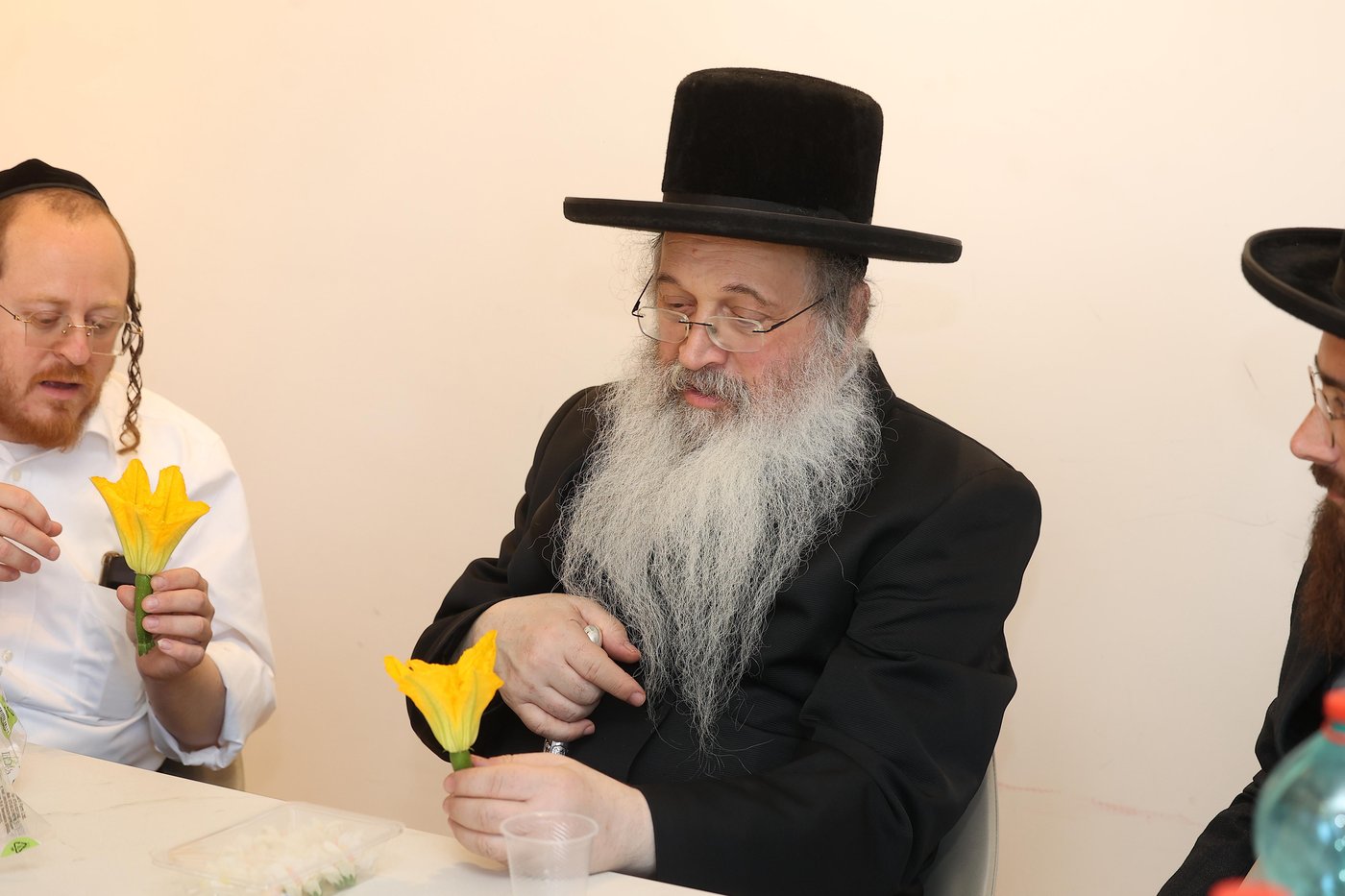 רבה של אנטוורפן הגר"פ פדווא בביקור במפעלים שבכשרות בד"ץ חוג חת"ס פ"ת
