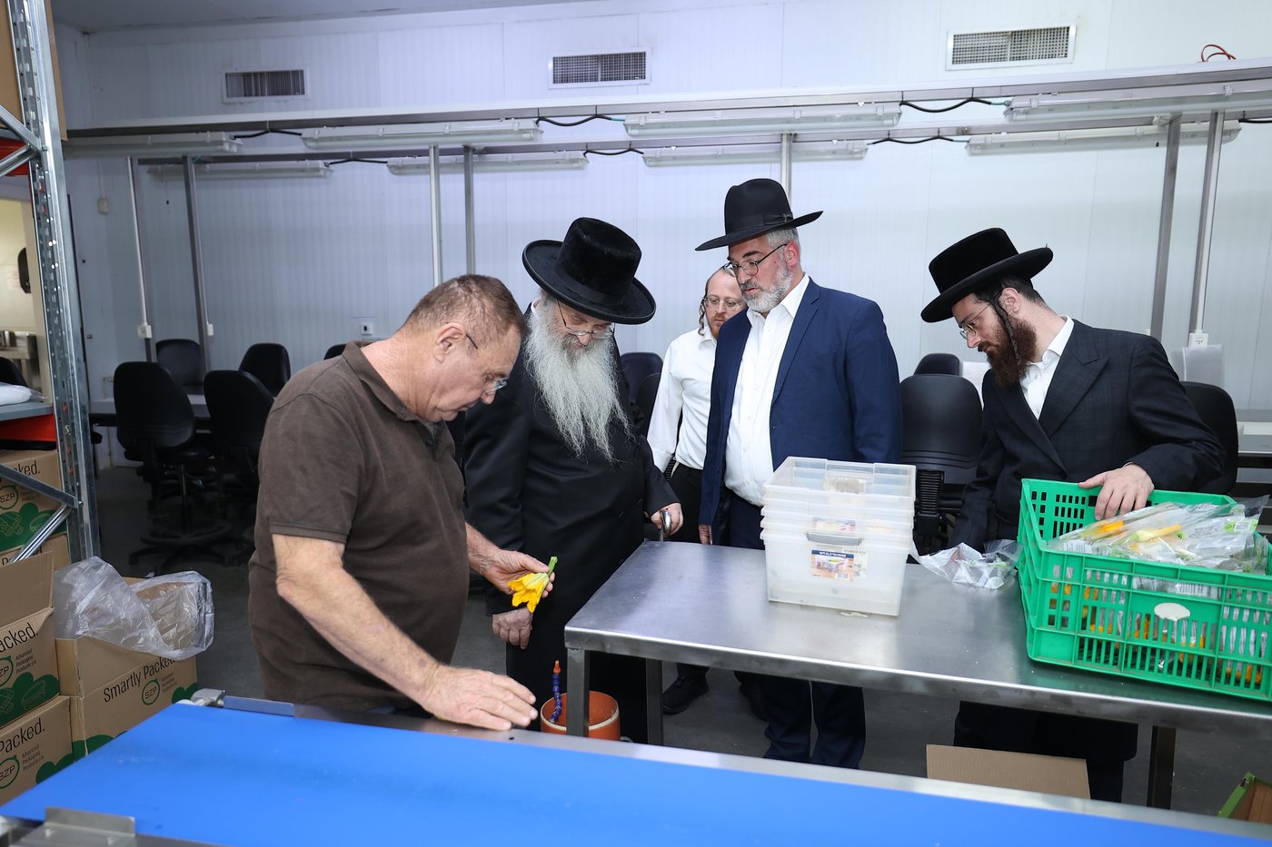 רבה של אנטוורפן הגר"פ פדווא בביקור במפעלים שבכשרות בד"ץ חוג חת"ס פ"ת