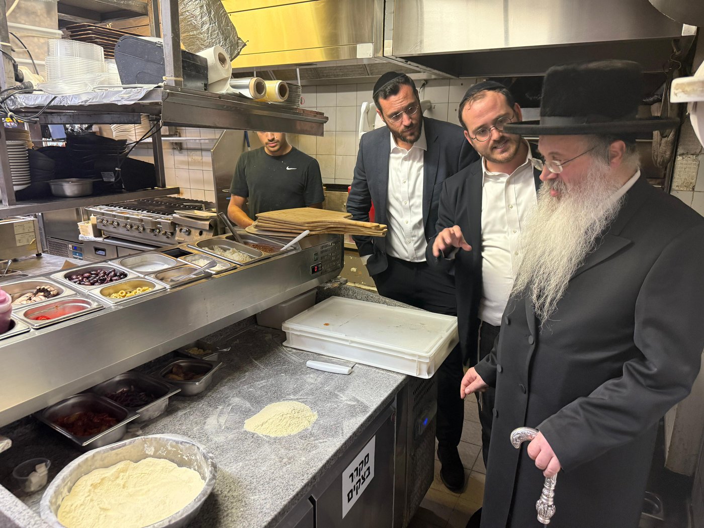רבה של אנטוורפן הגר"פ פדווא בביקור במפעלים שבכשרות בד"ץ חוג חת"ס פ"ת