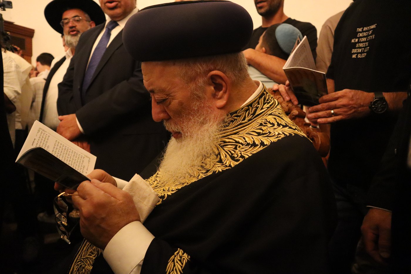 הראשל"צ הגרש"מ עמאר באמירת הסליחות בקברו של התנא רמבעה"נ בטבריה