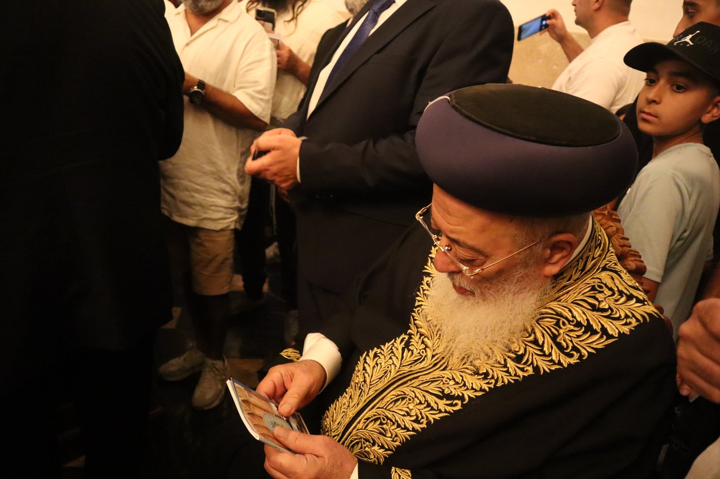 הראשל"צ הגרש"מ עמאר באמירת הסליחות בקברו של התנא רמבעה"נ בטבריה
