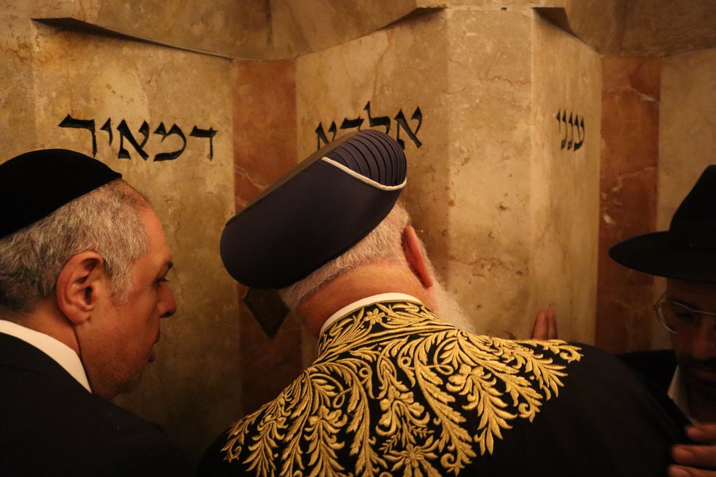 הראשל"צ הגרש"מ עמאר באמירת הסליחות בקברו של התנא רמבעה"נ בטבריה