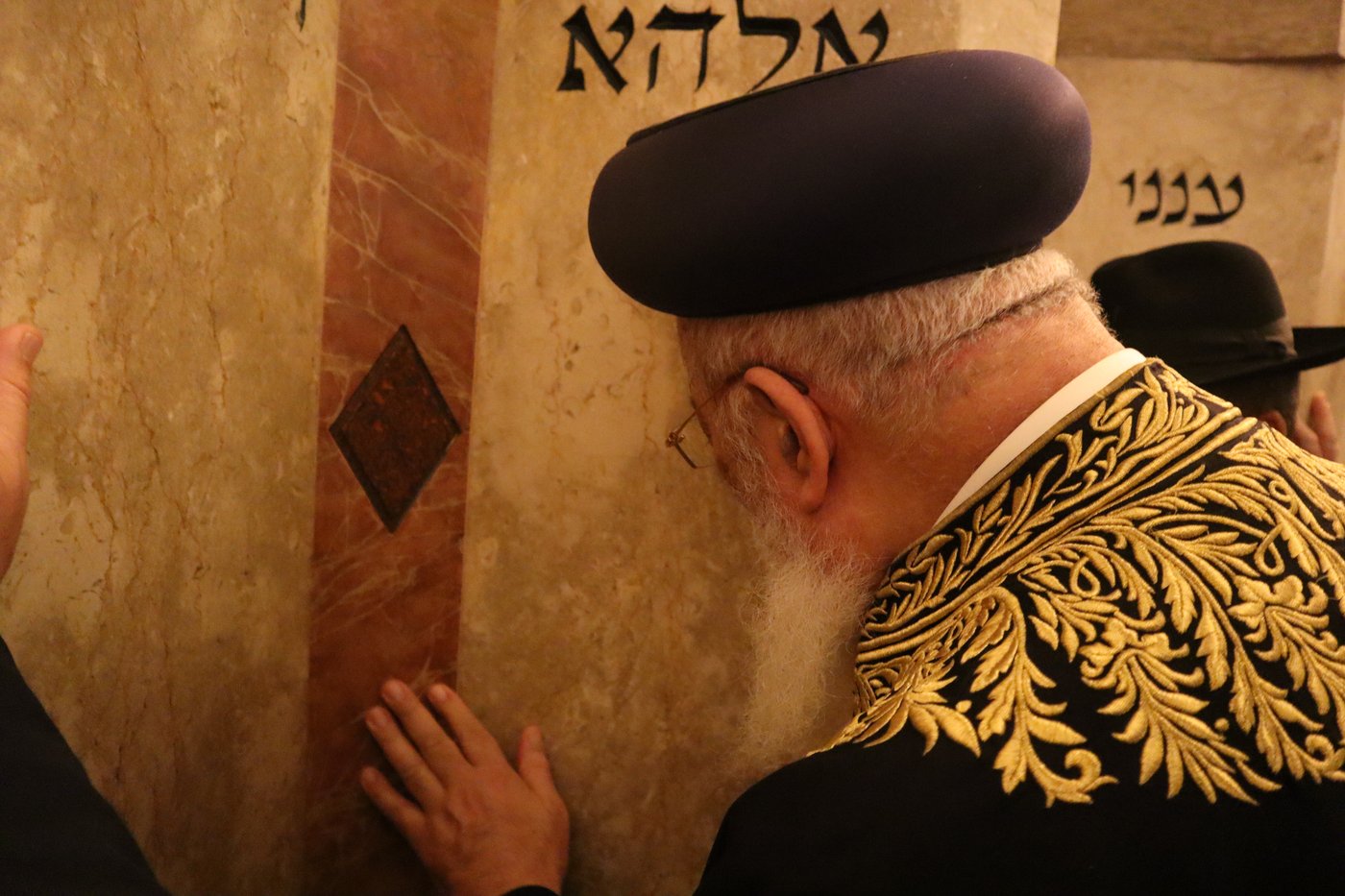הראשל"צ הגרש"מ עמאר באמירת הסליחות בקברו של התנא רמבעה"נ בטבריה