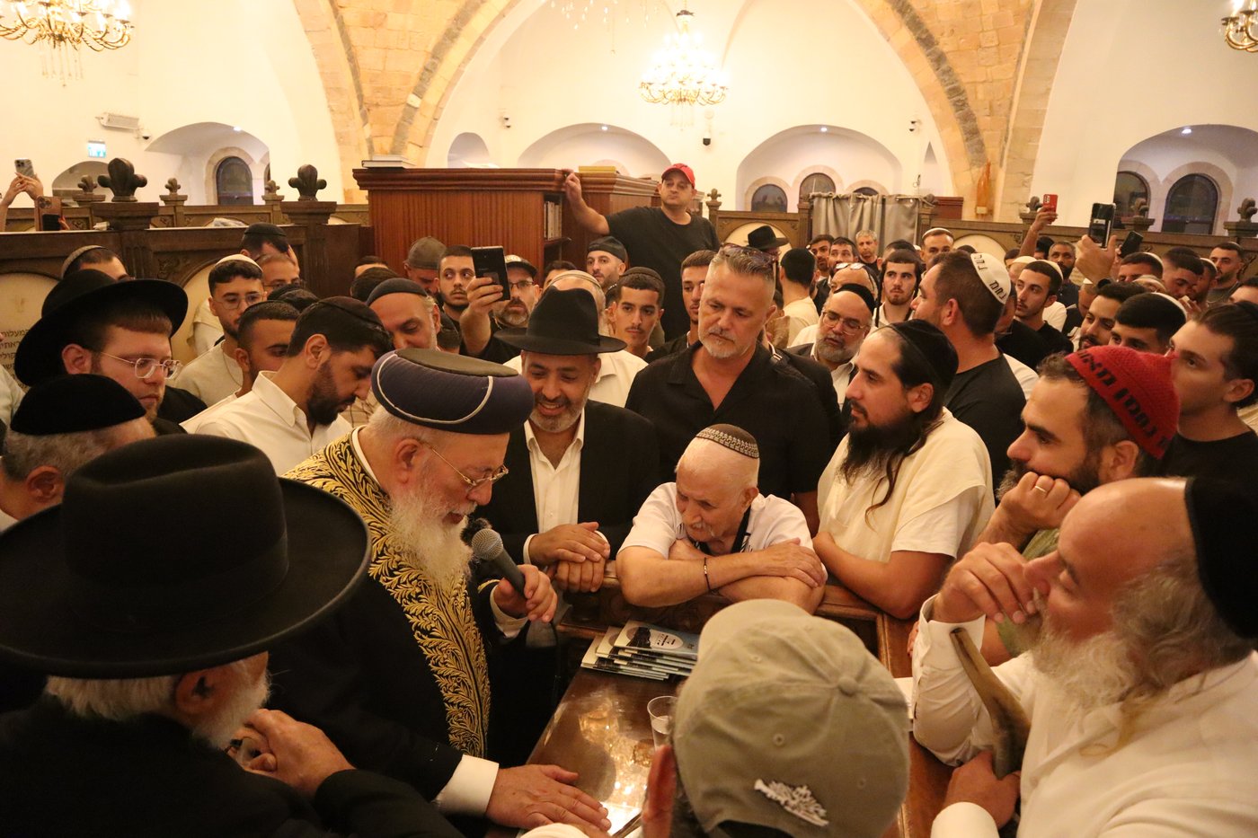 הראשל"צ הגרש"מ עמאר באמירת הסליחות בקברו של התנא רמבעה"נ בטבריה