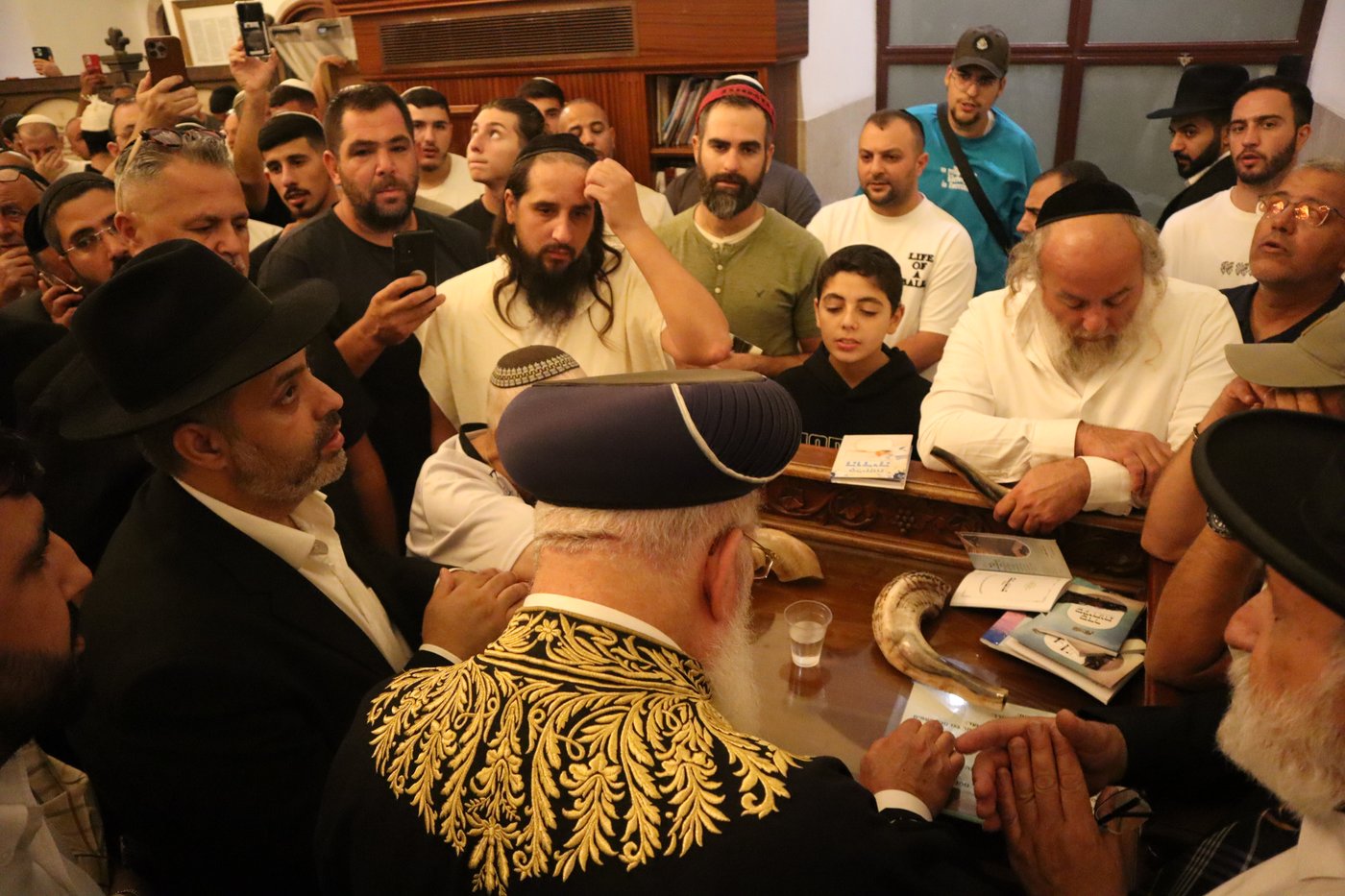 הראשל"צ הגרש"מ עמאר באמירת הסליחות בקברו של התנא רמבעה"נ בטבריה
