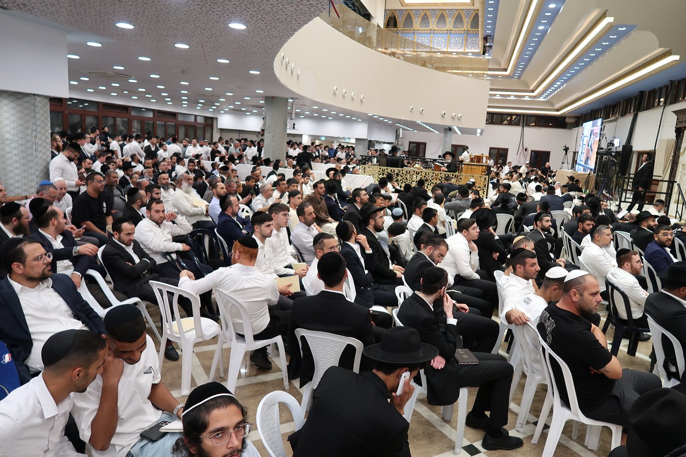 הרה"צ רבי אלימלך בידרמן באמירת בסליחות אצל הגר"ר אלבז