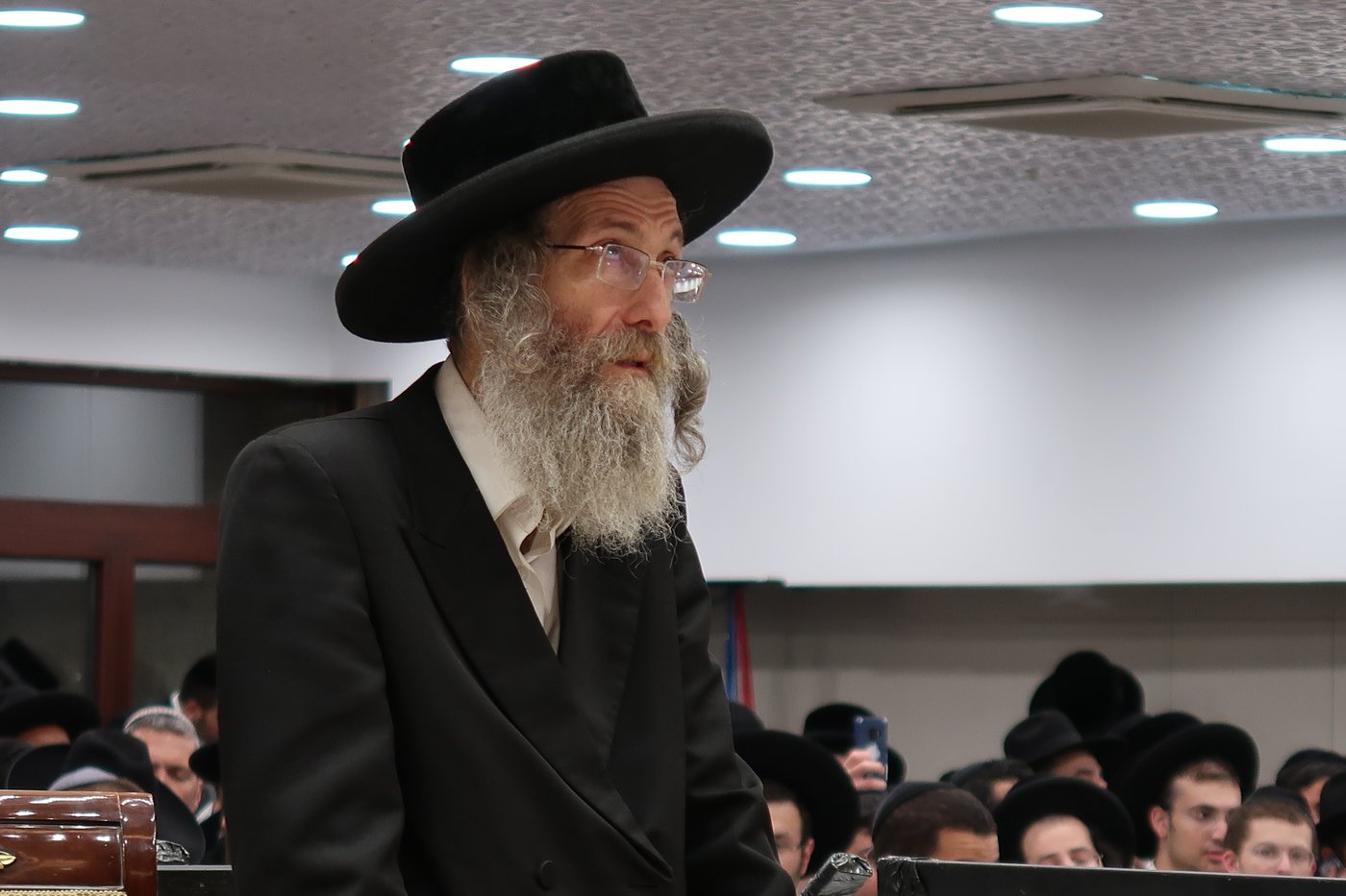 הרה"צ רבי אלימלך בידרמן באמירת בסליחות אצל הגר"ר אלבז