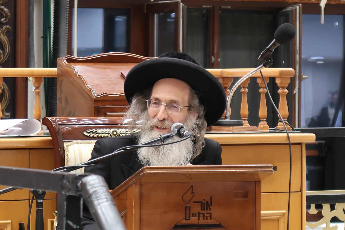 הרה"צ רבי אלימלך בידרמן באמירת בסליחות אצל הגר"ר אלבז