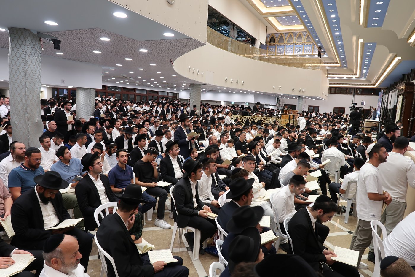 הרה"צ רבי אלימלך בידרמן באמירת בסליחות אצל הגר"ר אלבז