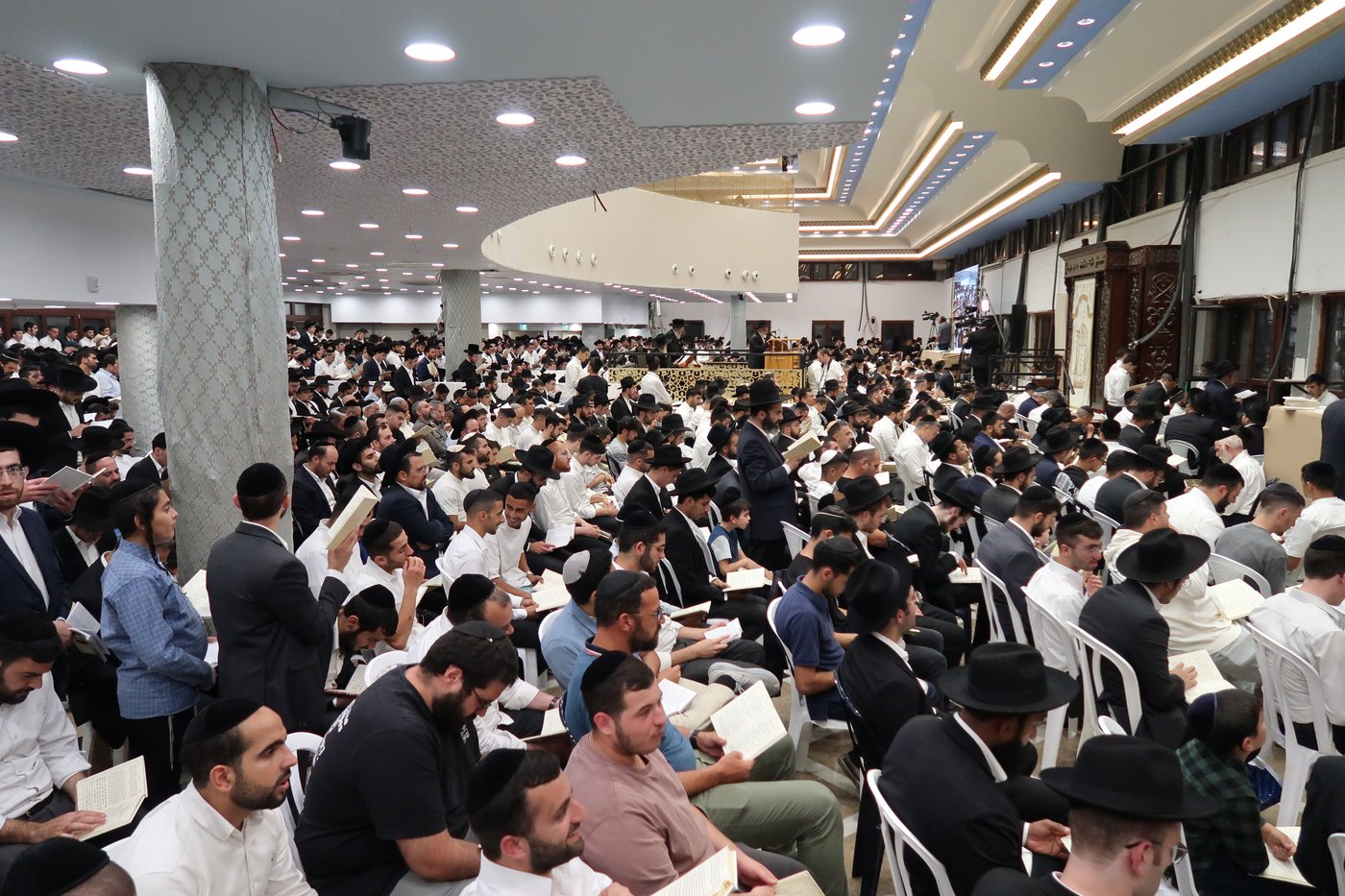 הרה"צ רבי אלימלך בידרמן באמירת בסליחות אצל הגר"ר אלבז