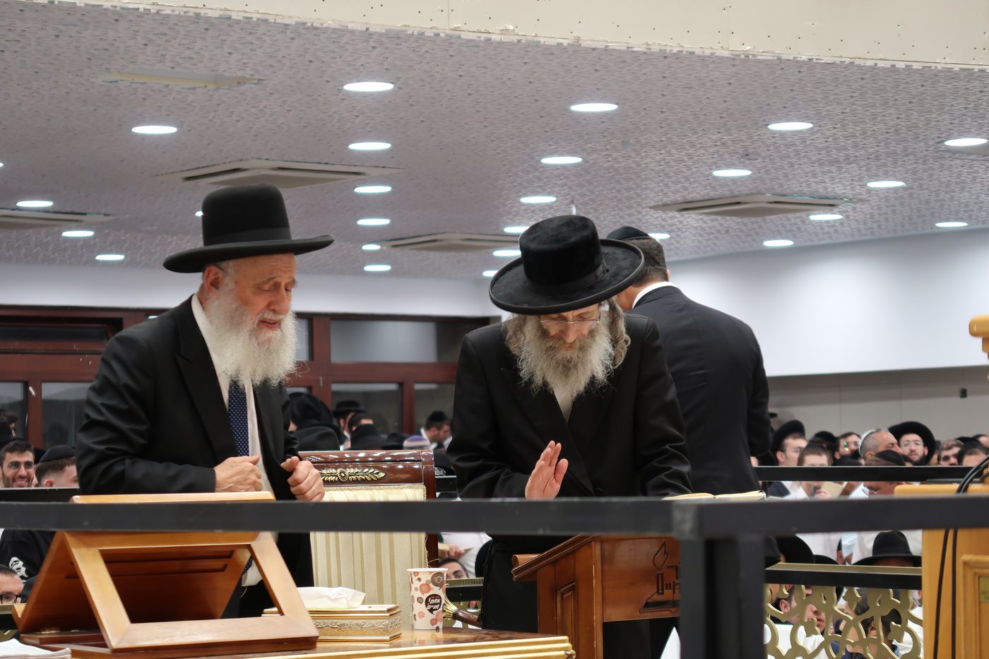 הרה"צ רבי אלימלך בידרמן באמירת בסליחות אצל הגר"ר אלבז