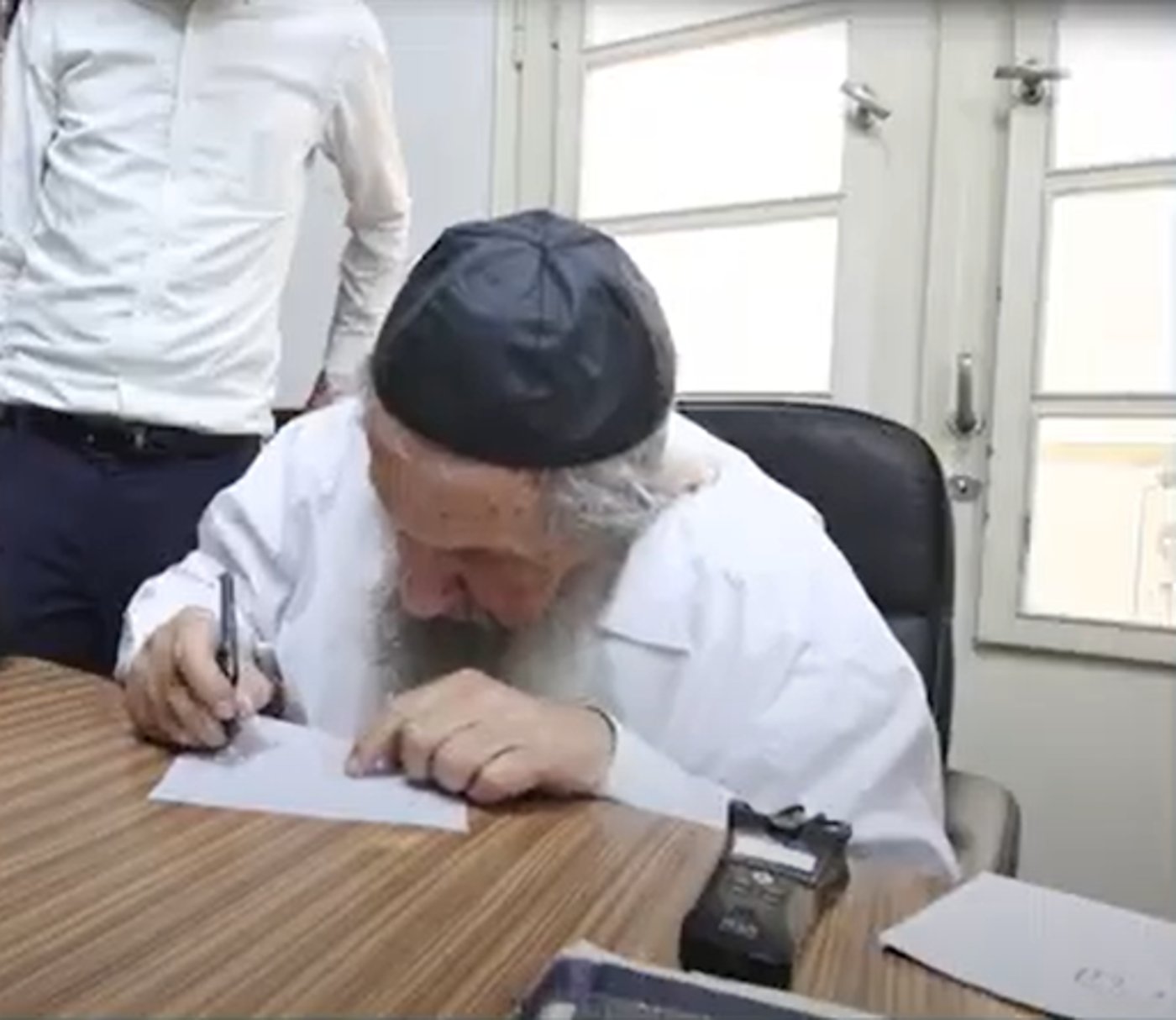 בברכה אישית בחתימת יד קדשו  "הנני בבקשתי עבור המגבית  למען תשעים וארבעה היתומים"