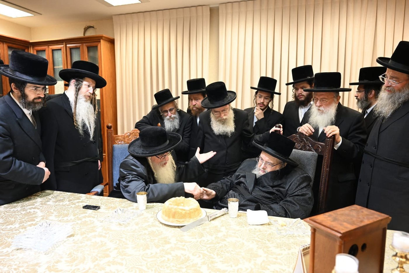 האדמו"ר מצאנז בביקור אצל האדמו"ר מבעלזא