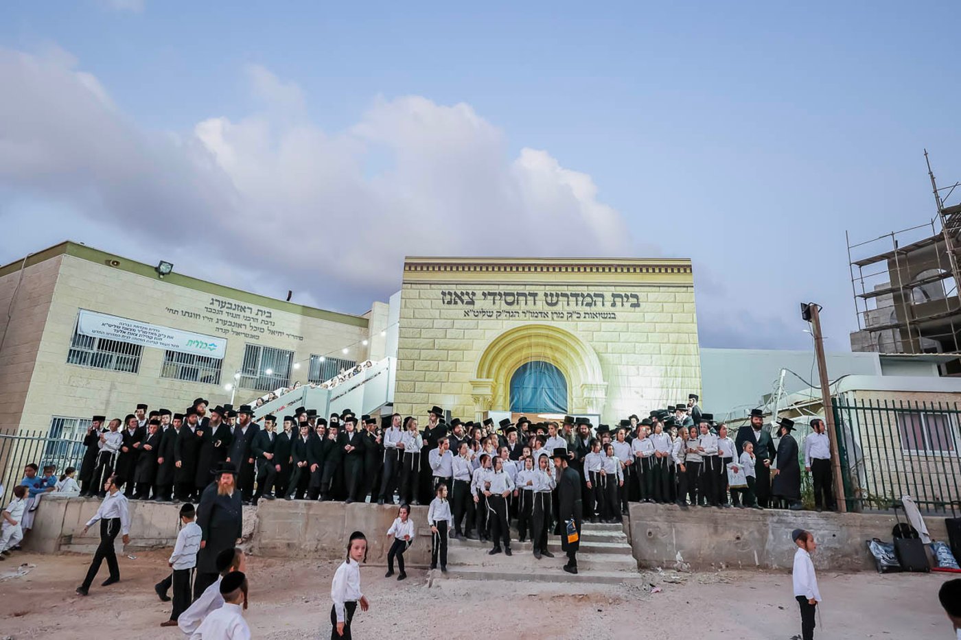 מעמד קביעת מזוזה לבית המדרש צאנז באלעד