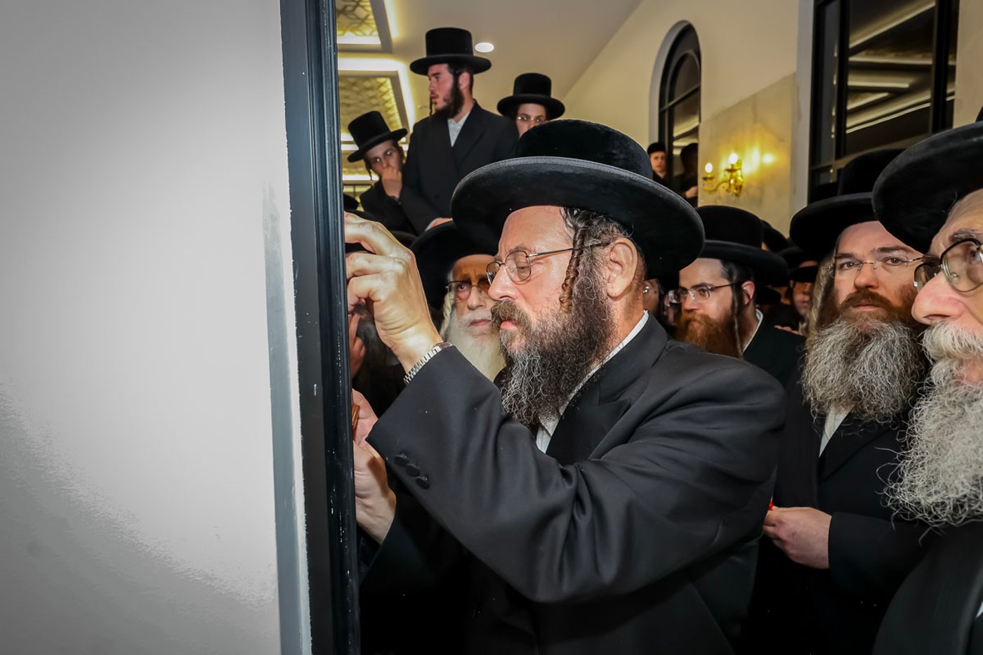 מעמד קביעת מזוזה לבית המדרש צאנז באלעד
