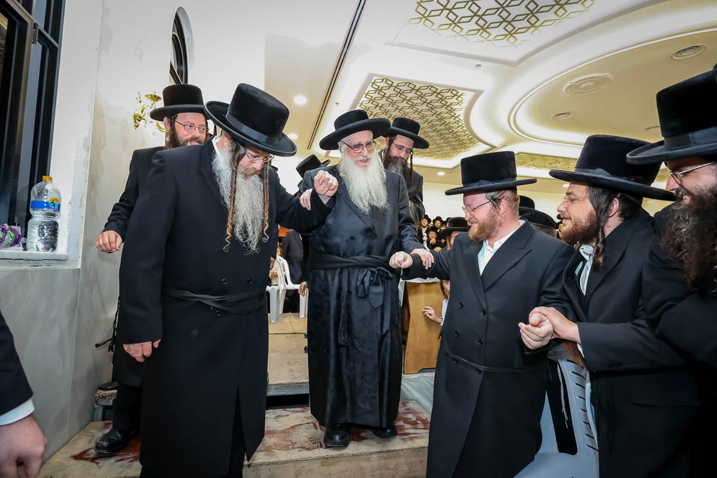 מעמד קביעת מזוזה לבית המדרש צאנז באלעד