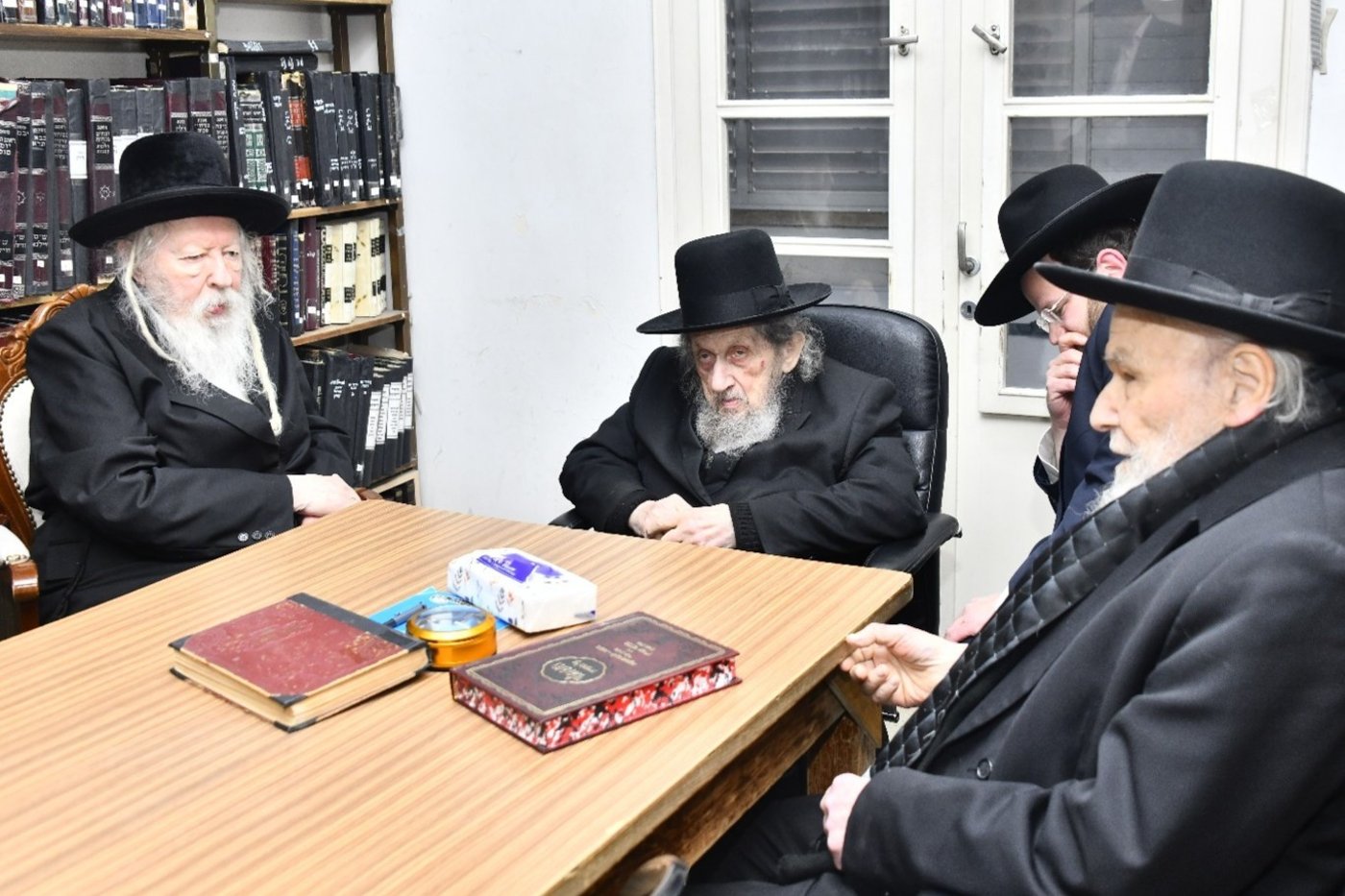פגישת גדולי ישראל האדמו"ר מגור והגרמ"ה הירש במעונו של הגר"ד לנדו | ארכיון