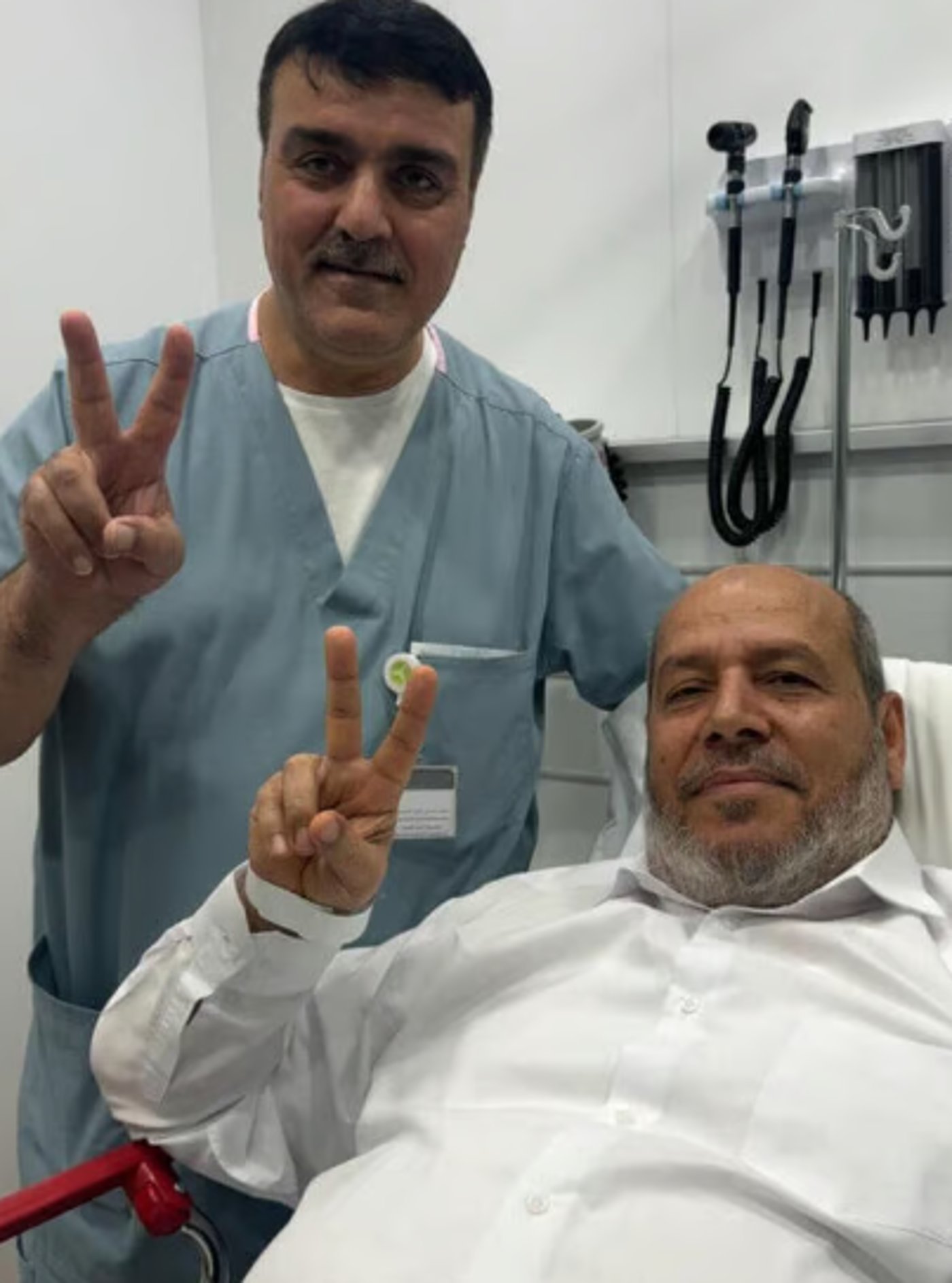 אמינות התמונה לא ברורה. תמונתו של חליל אל-חיה יחד עם האח בבית החולים