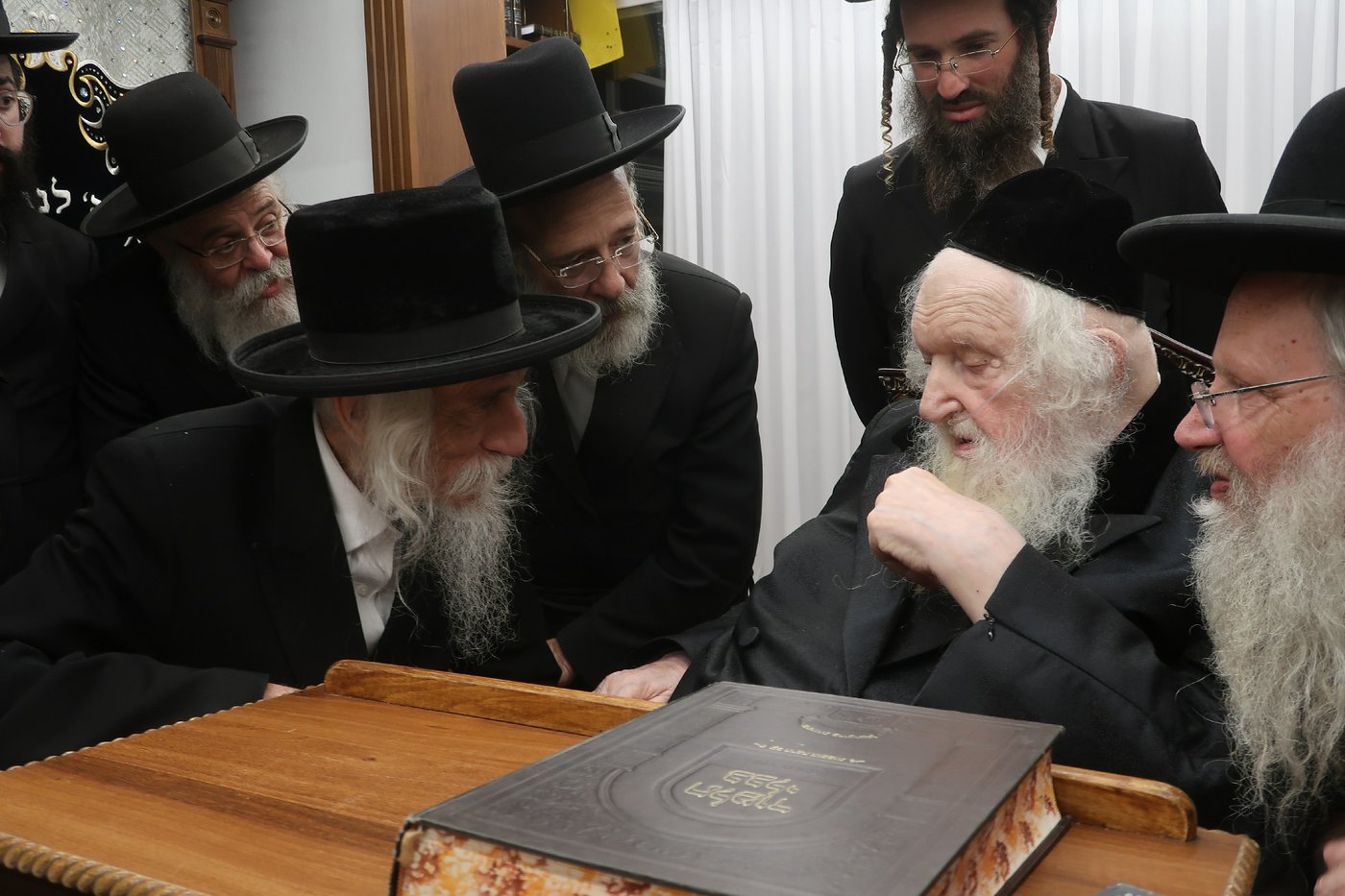האדמו"ר מסטריקוב בביקור אצל הגר"מ שטרנבוך