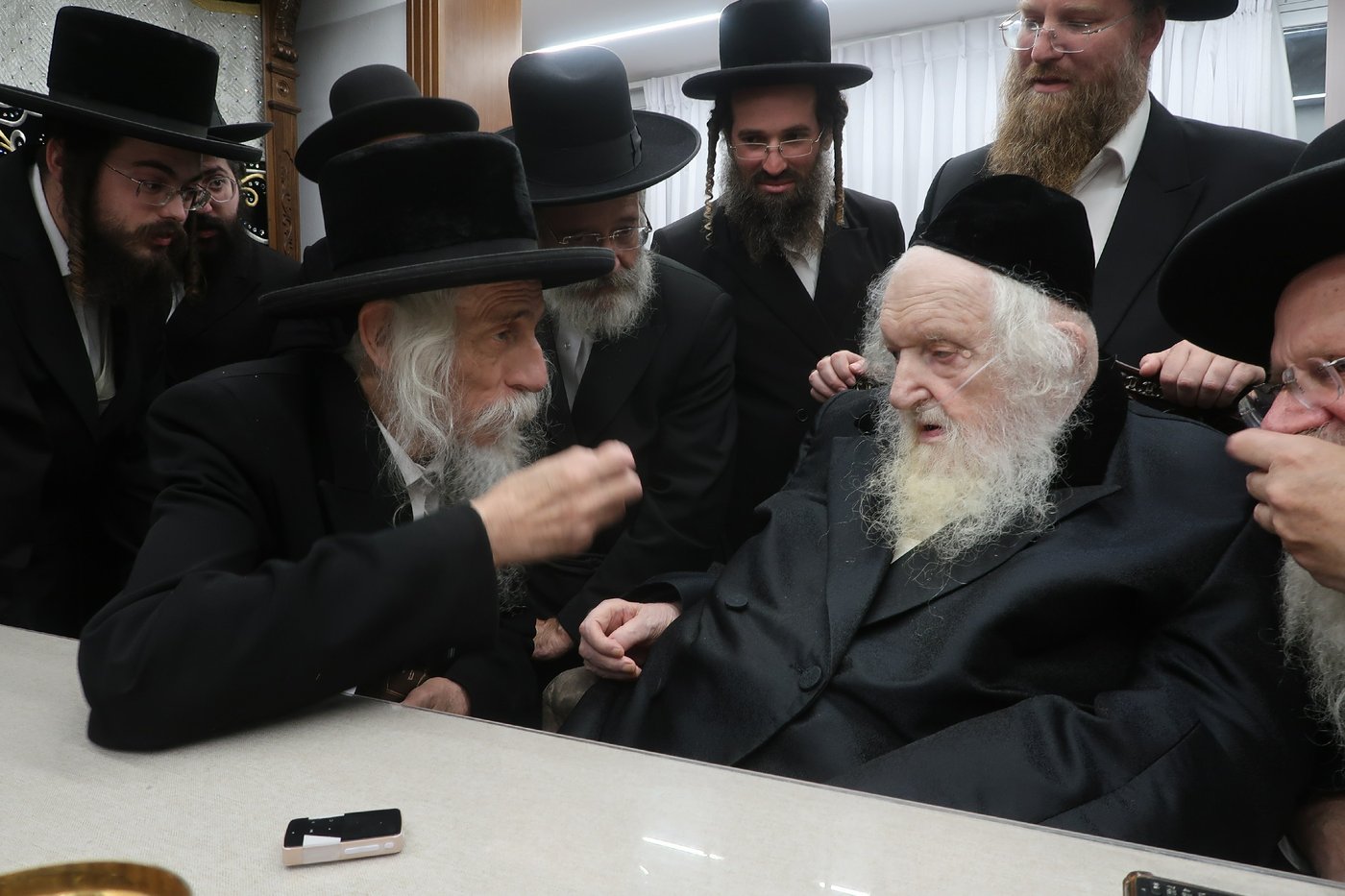 האדמו"ר מסטריקוב בביקור אצל הגר"מ שטרנבוך