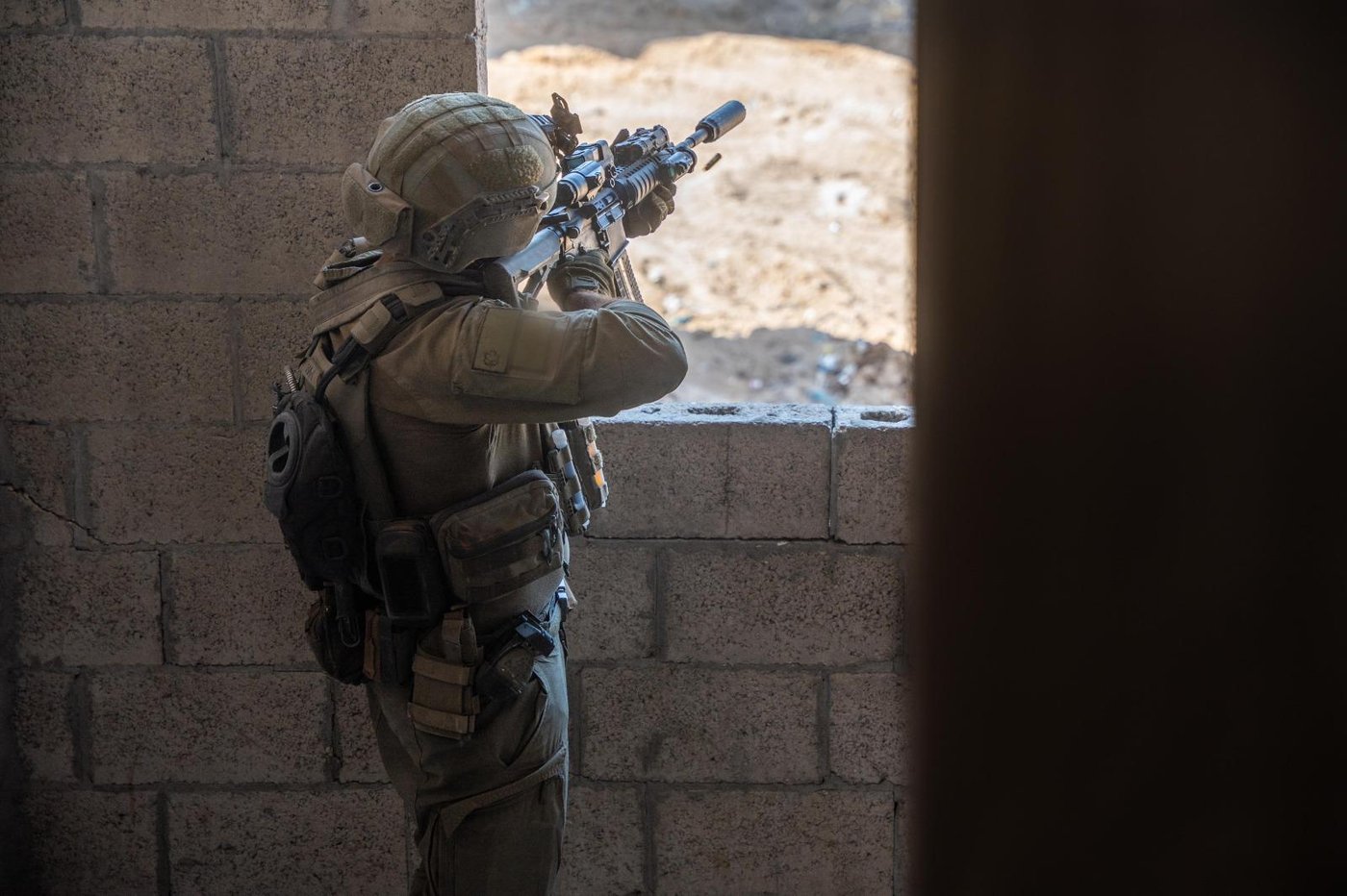תיעוד דרמטי מתוך עזה: הלוחמים מכוונים מתוך המבנה - ומשגרים אש