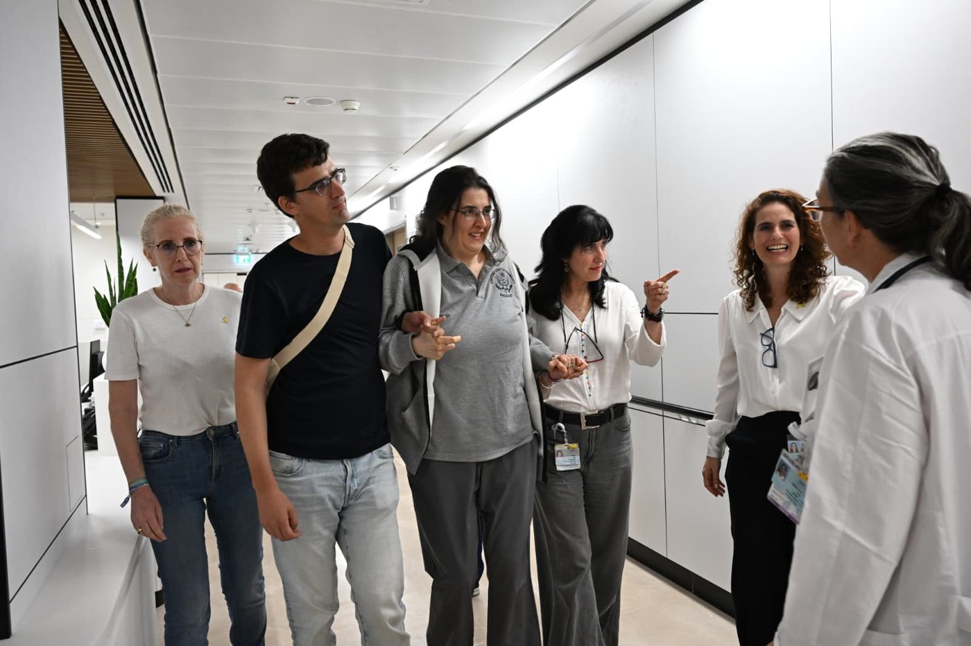 מתקשה ללכת ומחייכת: תיעוד ראשון של אליזבט צ'ורקוב בבית החולים
