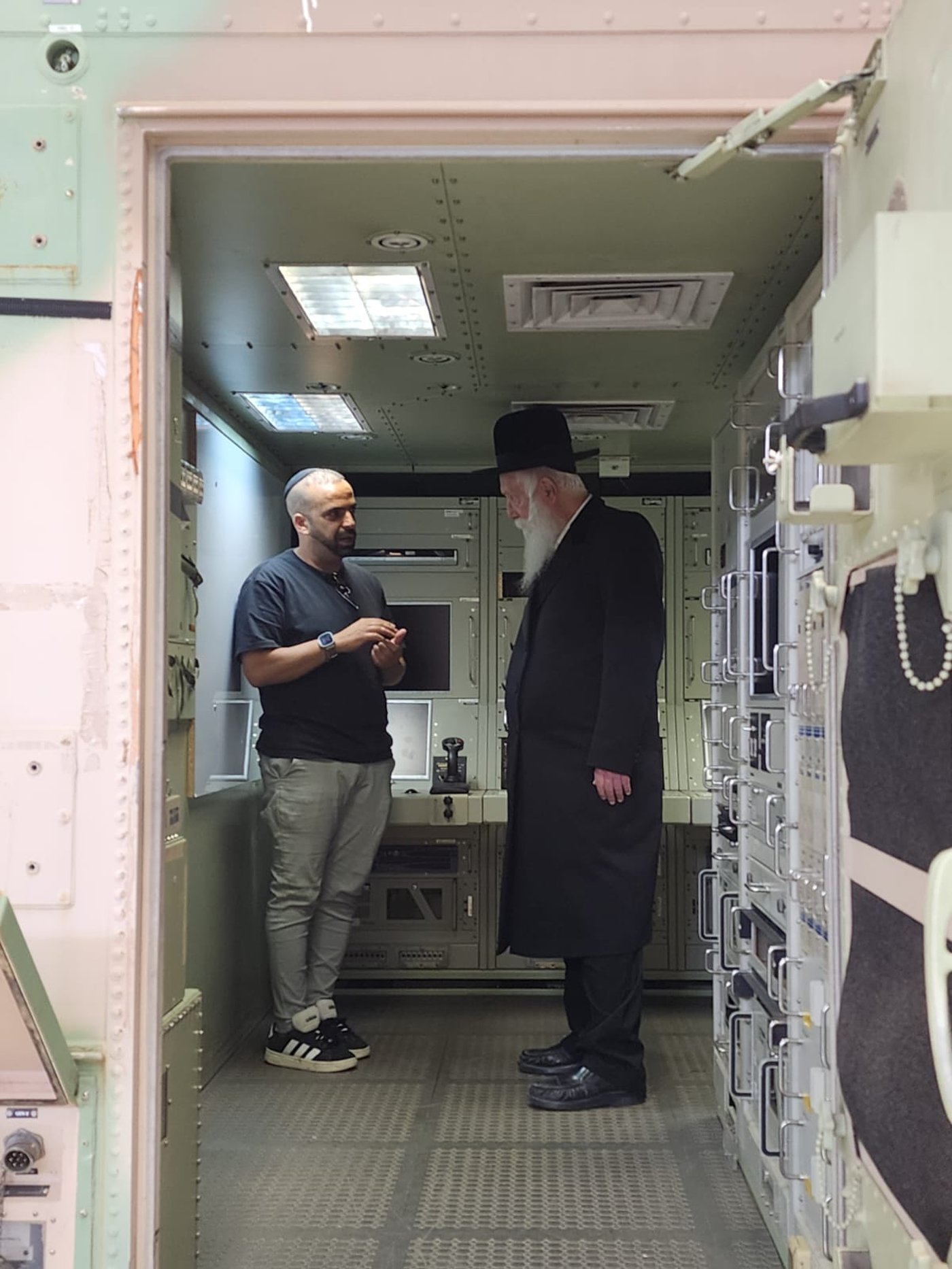 הגרי"ד גרוסמן בשיחה לפני הלוחמים בתעשייה האווירית 