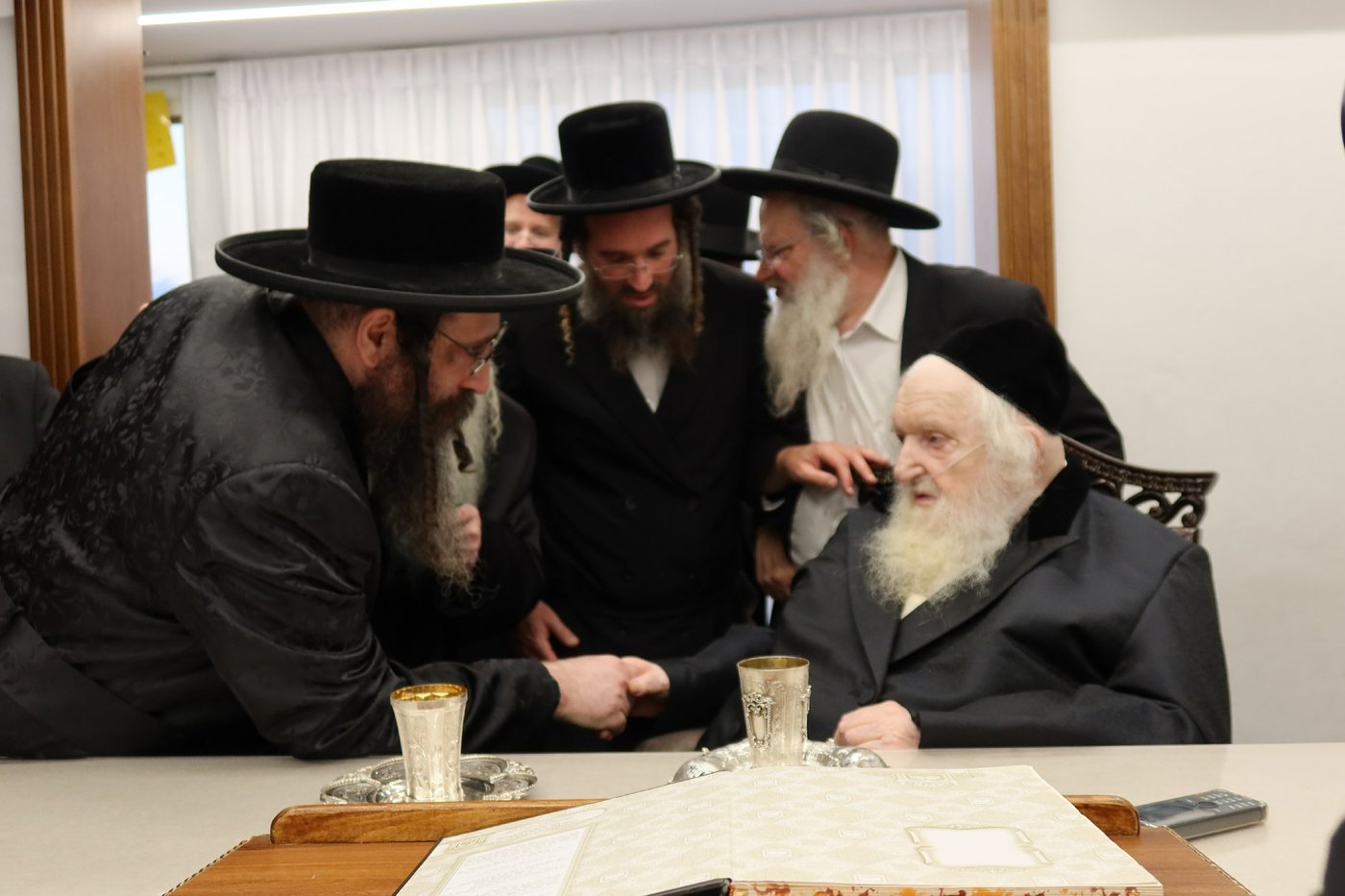 האדמו"ר מצאנז בביקור אצל הגר"מ שטרנבוך