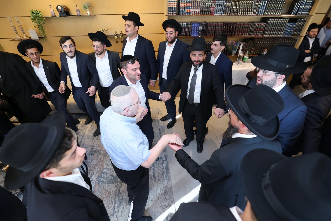 הכנסת ספר תורה לישיבת הקיבוץ