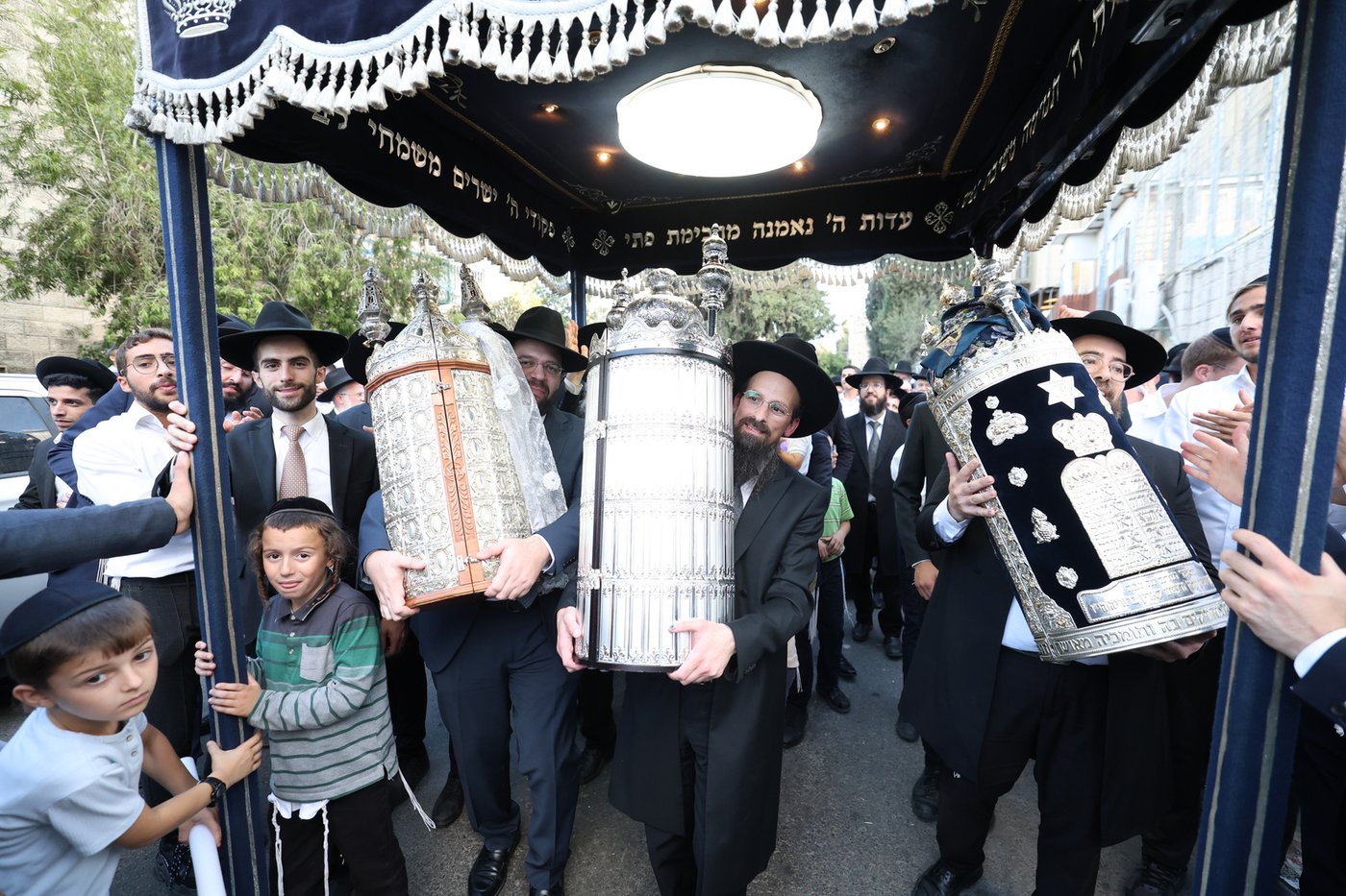 הכנסת ספר תורה לישיבת הקיבוץ