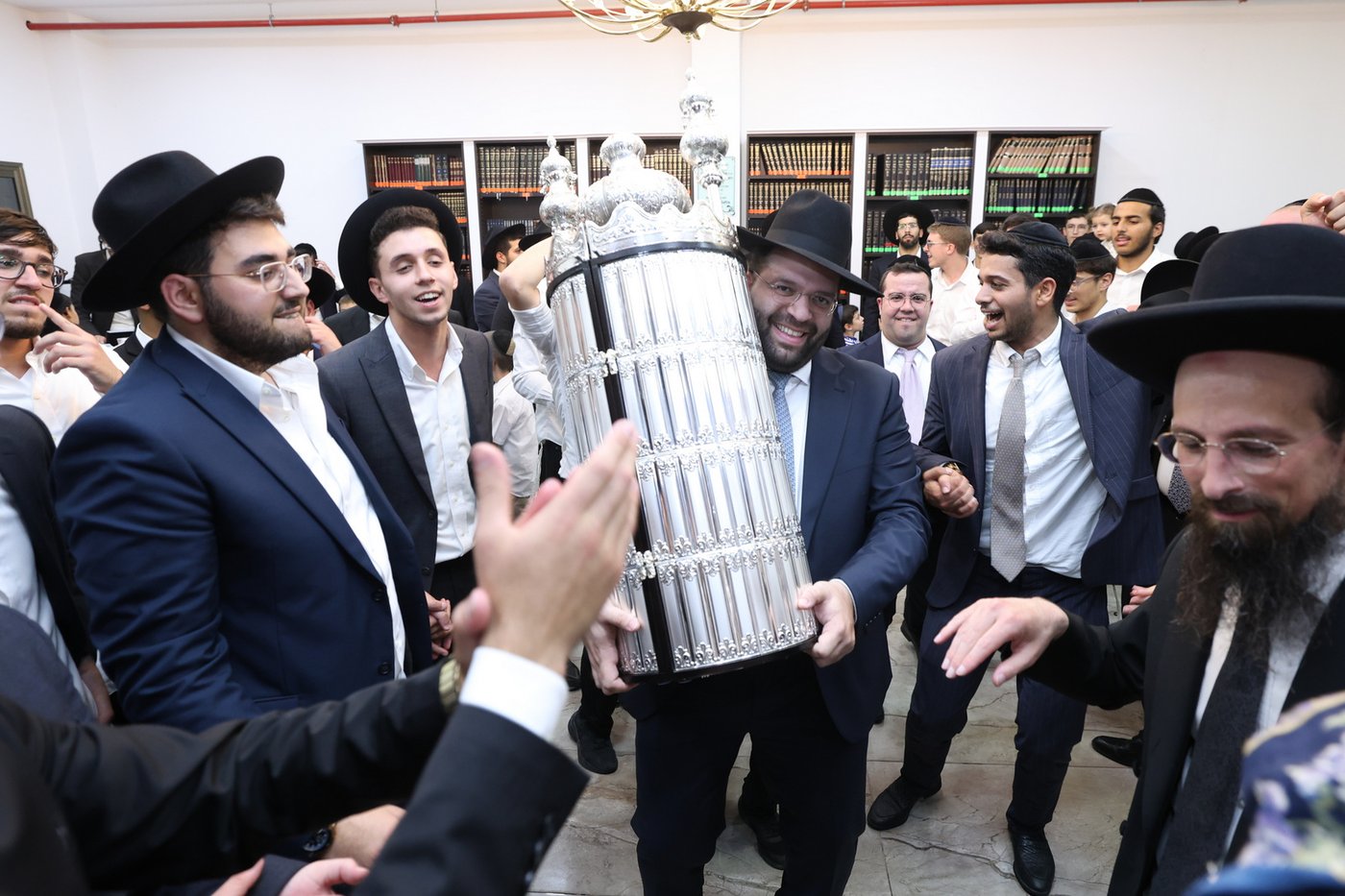 הכנסת ספר תורה לישיבת הקיבוץ