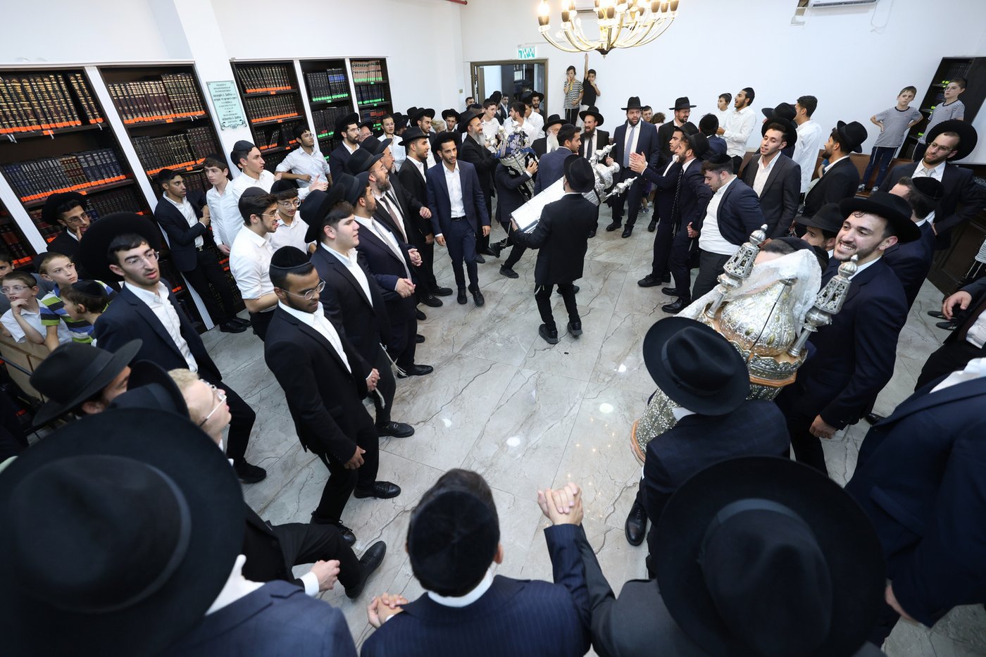 הכנסת ספר תורה לישיבת הקיבוץ