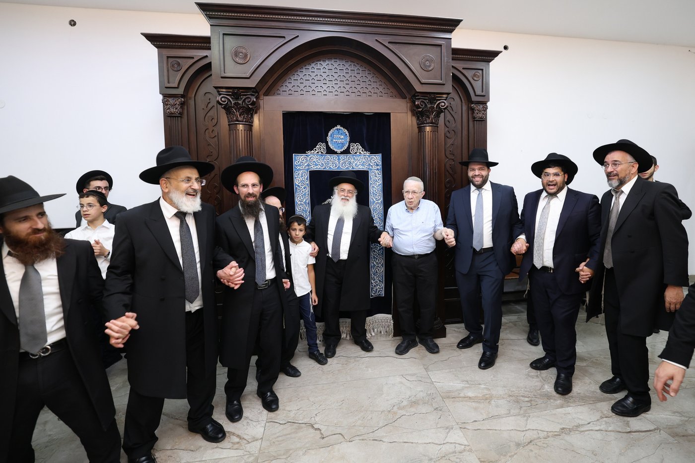 הכנסת ספר תורה לישיבת הקיבוץ